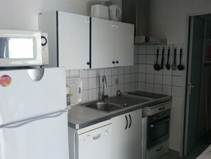 Een koelkast, een microgolfoven, een oven, een kookplaat