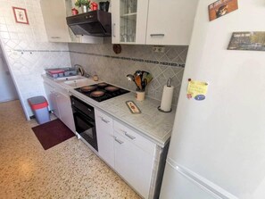 Kjøleskap, mikrobølgeovn, ovn og kjøkkenutstyr