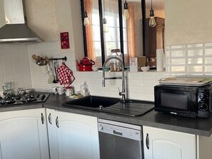 Een koelkast, een microgolfoven, een oven, een kookplaat