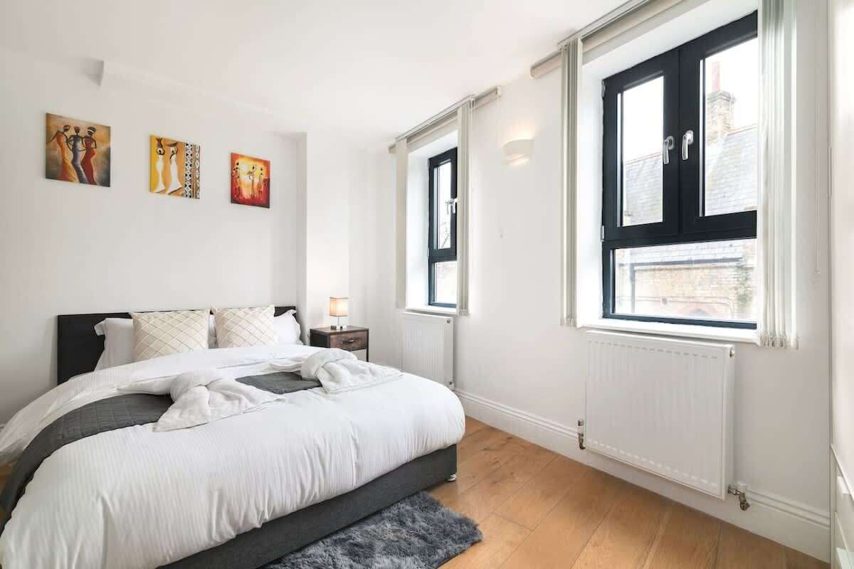 3 bedrooms, desk, iron/ironing board, travel cot