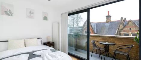 3 habitaciones, escritorio y tabla de planchar con plancha