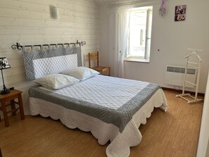 2 Schlafzimmer, Reisekinderbett, kostenloses WLAN