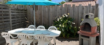 Semi-detached house near the beach, Barbâtre center, for 4 people