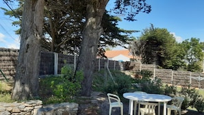 Outdoor dining - House for 6 people, near beach, garden & terrace, WiFi, Noirmoutier (Barbâtre)