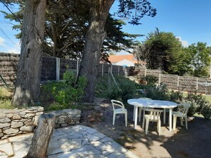 Outdoor dining - House for 6 people, near beach, garden & terrace, WiFi, Noirmoutier (Barbâtre)