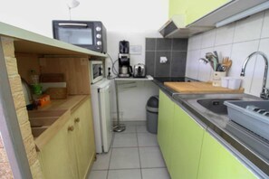 Réfrigérateur, micro-ondes, batterie de cuisine, vaisselle et ustensiles