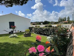Property grounds - Comfortable House in Noirmoutier for 6 Guests, Enclosed Garden (Barbâtre)