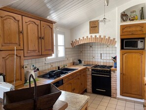Microwave, oven, stovetop, dishwasher - Comfortable House in Noirmoutier for 6 Guests, Enclosed Garden (Barbâtre)