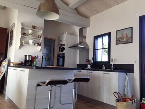Fridge, microwave, oven, stovetop - Modern house in Noirmoutier, near beach, 6 people (Noirmoutier-en-l'Île)