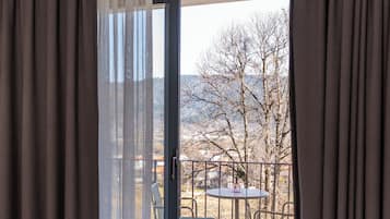 Deluxe-dobbeltværelse - søudsigt | 1 soveværelse, pengeskab på værelset, skrivebord, mørklægningsgardiner