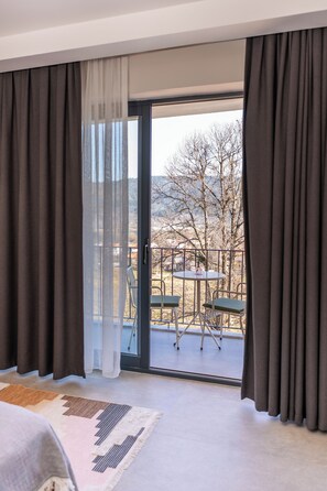 Deluxe tweepersoonskamer, uitzicht op meer | Een kluis op de kamer, een bureau, verduisterende gordijnen, gratis wifi