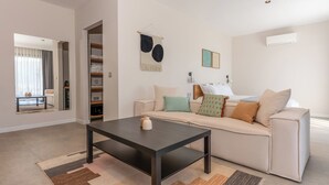 A modern living room with a sofa, a coffee table, and a rug. - Bade Gölcük (Odemis)