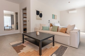 Deluxe driepersoonskamer, uitzicht op meer | Een kluis op de kamer, een bureau, verduisterende gordijnen, gratis wifi