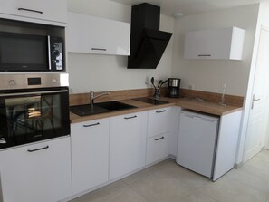 Kühlschrank, Mikrowelle, Ofen, Herdplatte