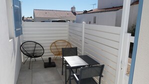 Outdoor dining - New house in Barbâtre, near beach for 2 people (Barbâtre)