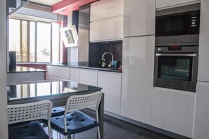Geladeira, micro-ondas, fogão, cooktop
