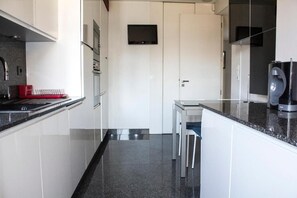 Geladeira, micro-ondas, fogão, cooktop