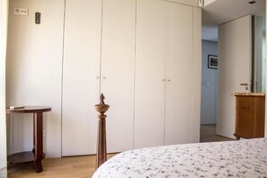 4 Schlafzimmer, Schreibtisch, Bügeleisen/Bügelbrett, kostenloses WLAN
