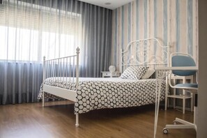 4 bedrooms, desk, iron/ironing board, free WiFi