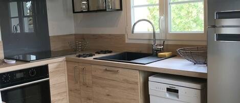 Réfrigérateur, micro-ondes, four, plaque de cuisson