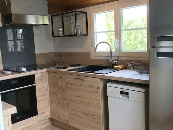 Réfrigérateur, four à micro-ondes, un four, surface de cuisson