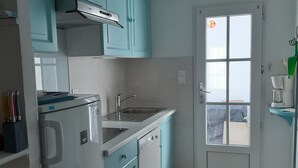 Coffee/tea maker, fridge, microwave, oven - Semi-detached house 4 pers, near beach, pets allowed (La Guérinière)