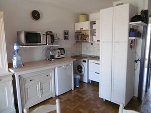 Een microgolfoven, een oven, een kookplaat