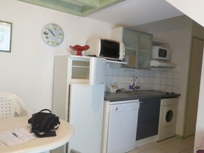Een koelkast, een microgolfoven, een oven, een kookplaat