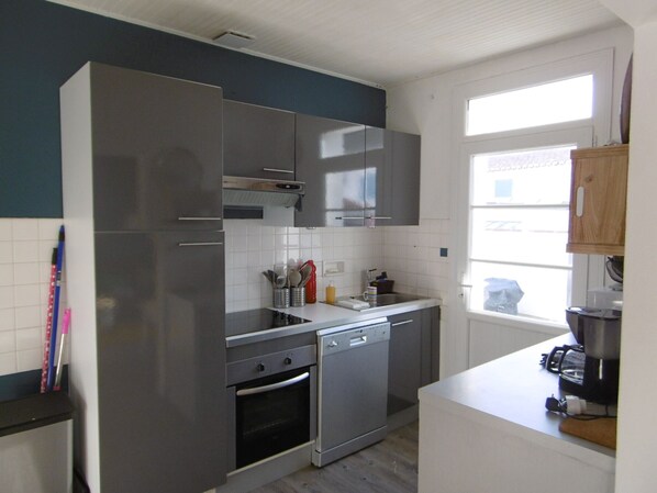 Micro-ondes, four, plaque de cuisson, lave-vaisselle