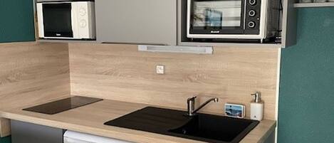 Micro-ondes, four, plaque de cuisson, cafetière/bouilloire