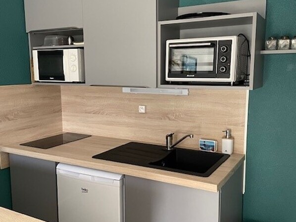 Microwave, oven, stovetop, coffee/tea maker