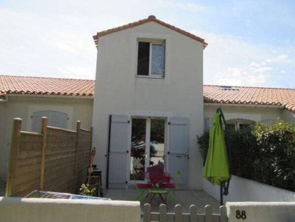 Terrace/patio - Cottage in Barbâtre - 2/4 People, 400m to Beach, Small Pet Allowed (Barbâtre)