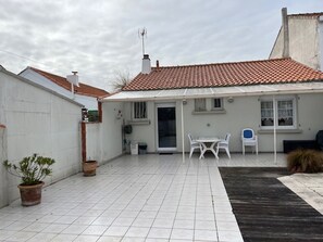 Outdoor dining - House in Noirmoutier Island for 6 people, near beach and enclosed garden (Barbâtre)