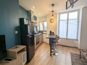 Fridge, microwave, dining tables - Modern and quiet studio downtown with secure parking (Châteauroux)