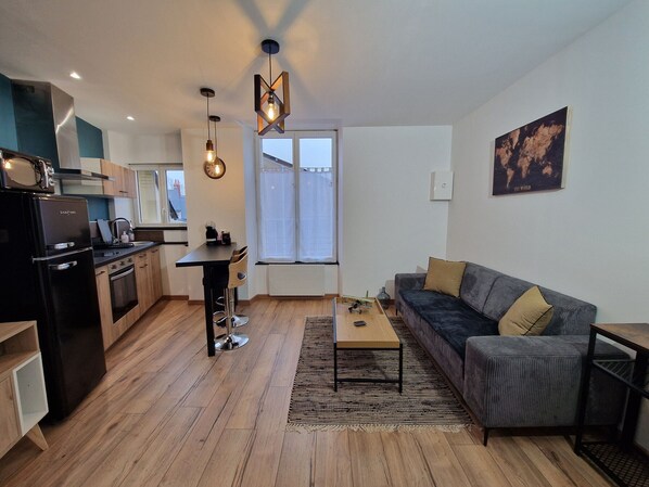 TV - Modern and quiet studio downtown with secure parking (Châteauroux)