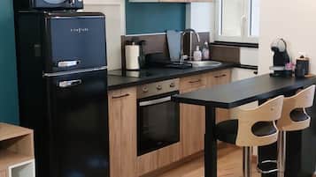 Een koelkast, een microgolfoven, een eettafel