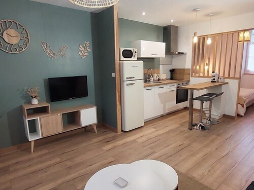 Modern and quiet studio with parking in Châteauroux