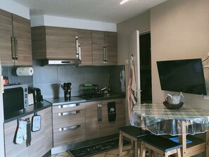 Een microgolfoven, een oven, een kookplaat
