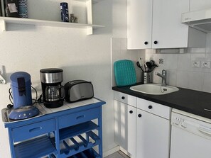 Fridge, microwave, oven, stovetop - Vaux-sur-Mer: 2-Bed Villa for 5, 450m to Beach, Parking, AirCon (Vaux-sur-Mer)