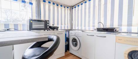 冰箱、微波炉、炉灶、烤面包机