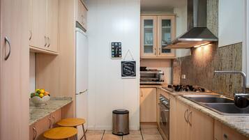 Een koelkast, een magnetron, een oven, een koffiezetapparaat/waterkoker