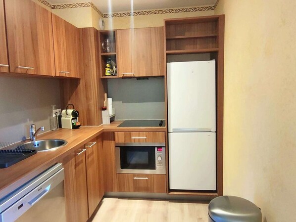 Fridge, stovetop, dishwasher, coffee/tea maker