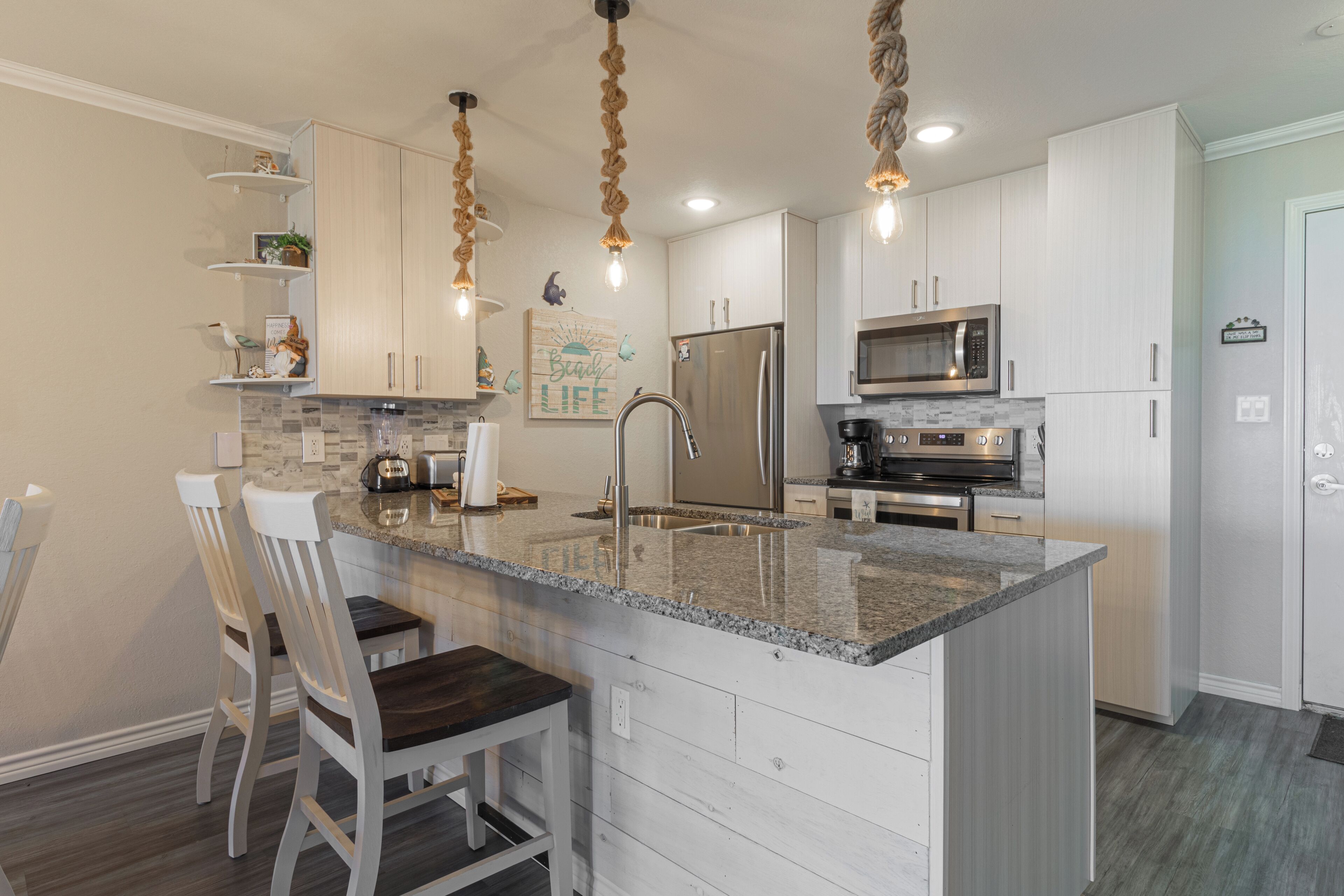 Kjøleskap, mikrobølgeovn, ovn og kokeplater