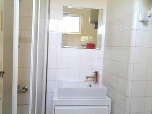 Douche, articles de toilette écologiques, sèche-cheveux, bidet