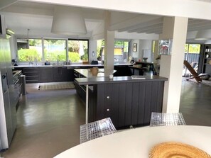 Kjøleskap, mikrobølgeovn, oppvaskmaskin og kaffetrakter/tekoker