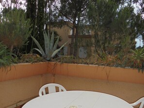 Outdoor dining - Apartment with terrace and private garage, near beach (Argelès-sur-Mer)