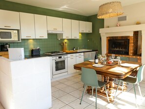 Jääkaappi, mikroaaltouuni, uuni, astianpesukone