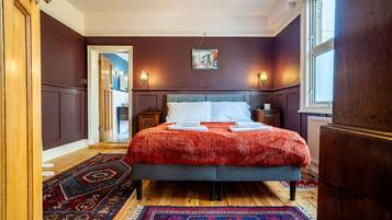 3 bedrooms, desk, iron/ironing board, free WiFi