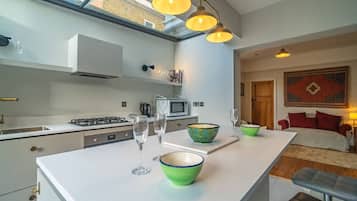 Réfrigérateur, micro-ondes, four, plaque de cuisson