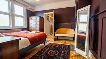 3 bedrooms, desk, iron/ironing board, free WiFi